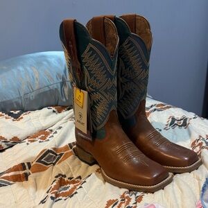 NWT Ariat Womens Turquoise and Almond Leather Stretch Fit Boots